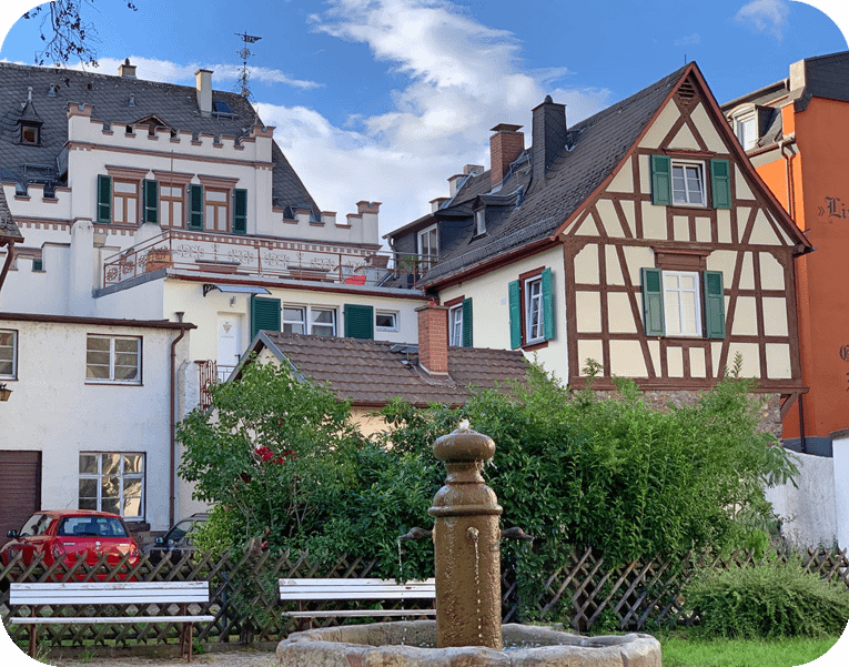 Umgebung Rüdesheim Brunnen Häuser